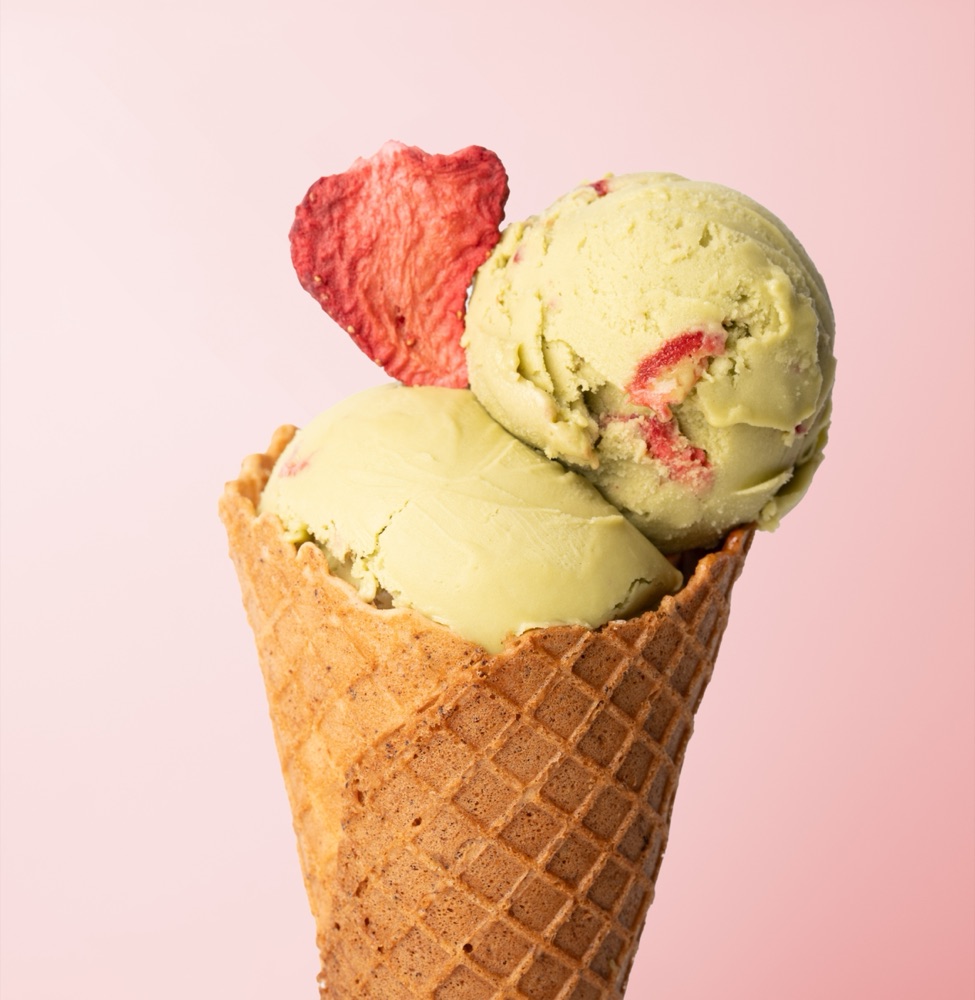 Strawberry scoop with a fresh berry